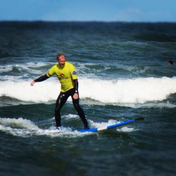 Mig på et surf bræt Morten surfer ved Klitmøller