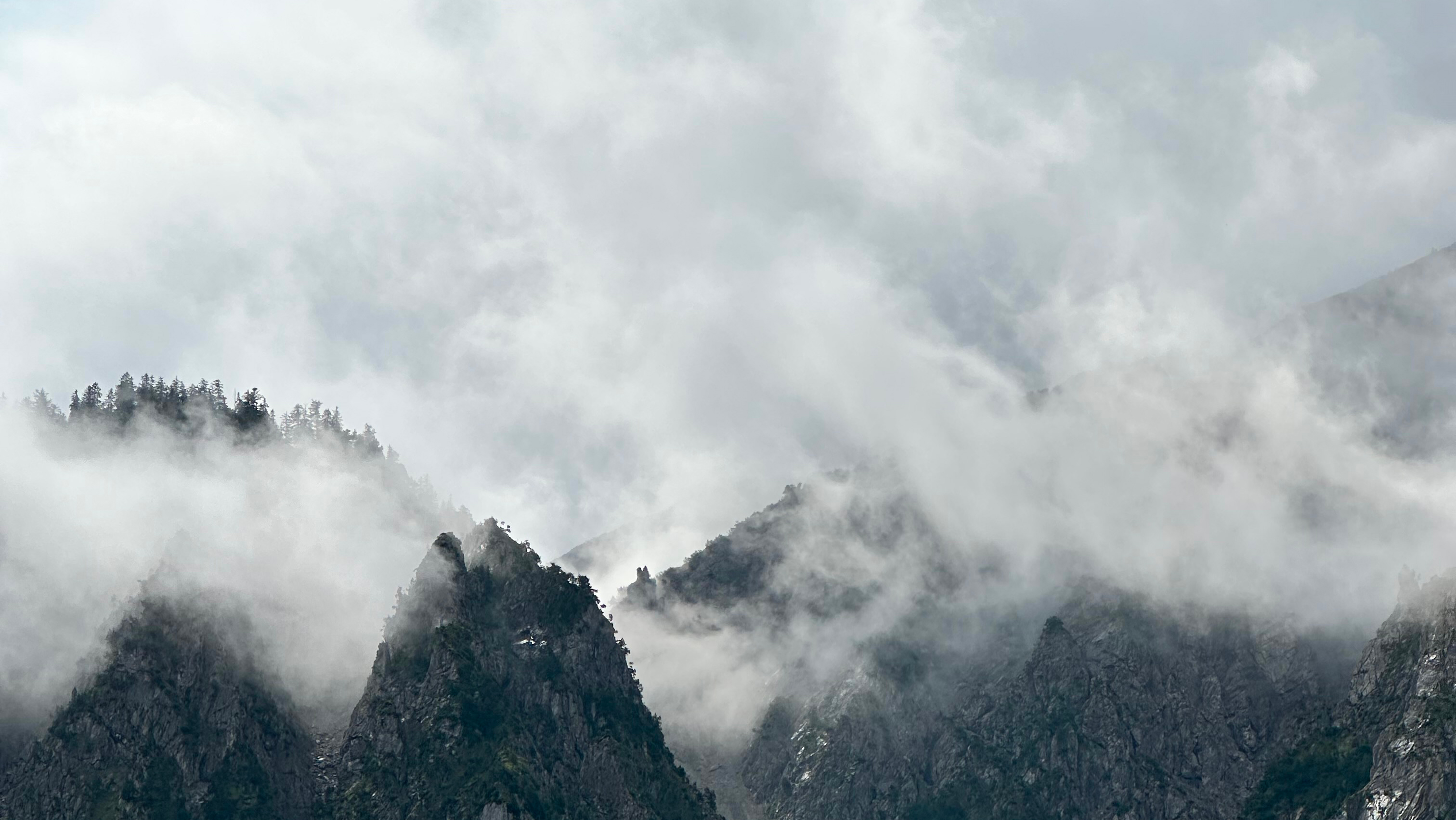 Skyer, der driver ned mellem bjergene. Fra familieferien ved Plansee i Østrig.